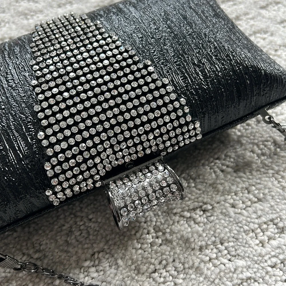 Black clutch purse with chain - Picture 3 of 7